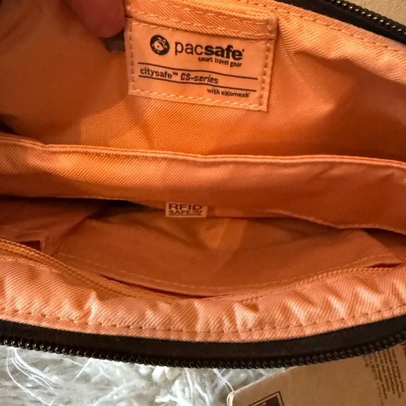 Pacsafe (Citysafe series)  NWT anti theft travel crossbody bag - Picture 4 of 7